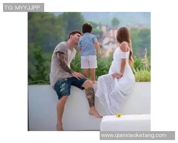 足球明星与妻子甜蜜合影展现幸福生活瞬间