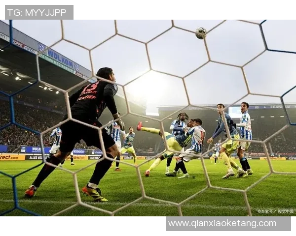 足球明星素颜大揭秘真实面貌与场上风采的鲜明对比